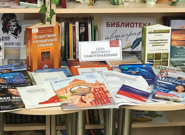 «Библиотекари» на самокатах: ростовские волонтеры  доставят пенсионерам книги домой на электросамокатах
